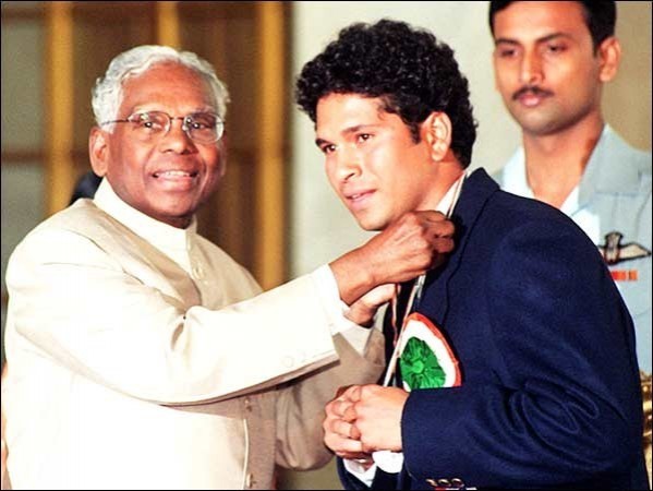 Sachin gets his award from President of India